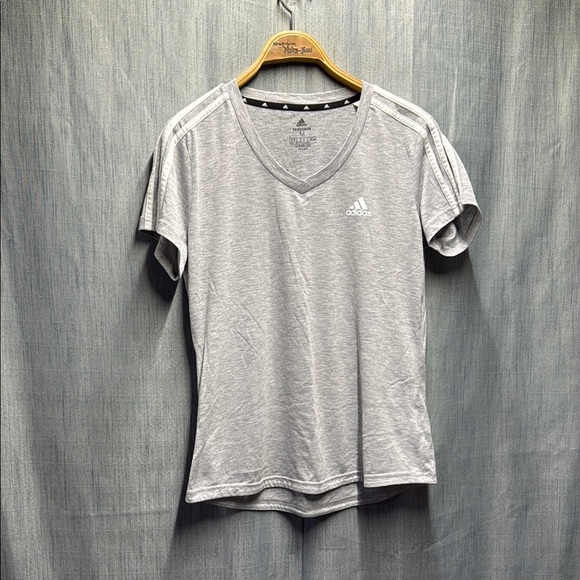 🏴 Adidas Gray Fitted Short Sleeve T-Shirt size medium - Picture 1 of 10